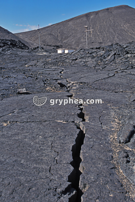 Fissure d'extension avec station sismique (Djibouti) - gryphea.org